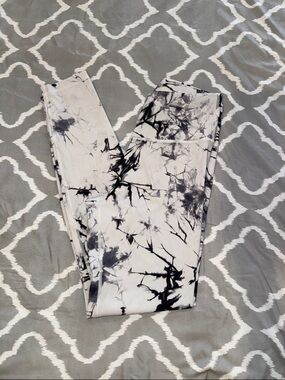 Yelete Black & White Marble Print Leggings